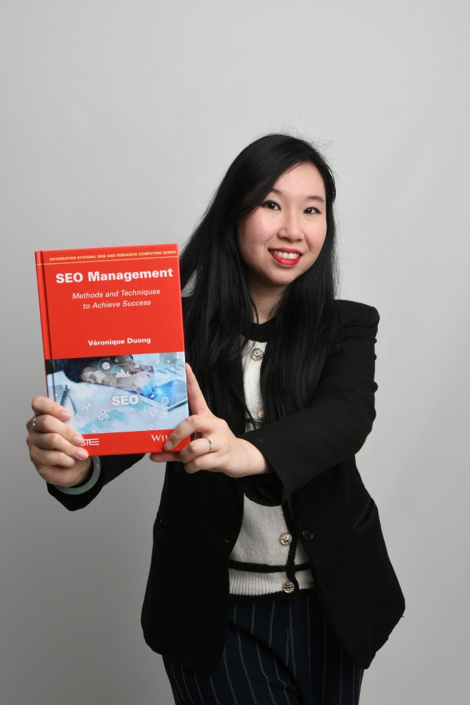 Veronique Duong holding her book about SEO management